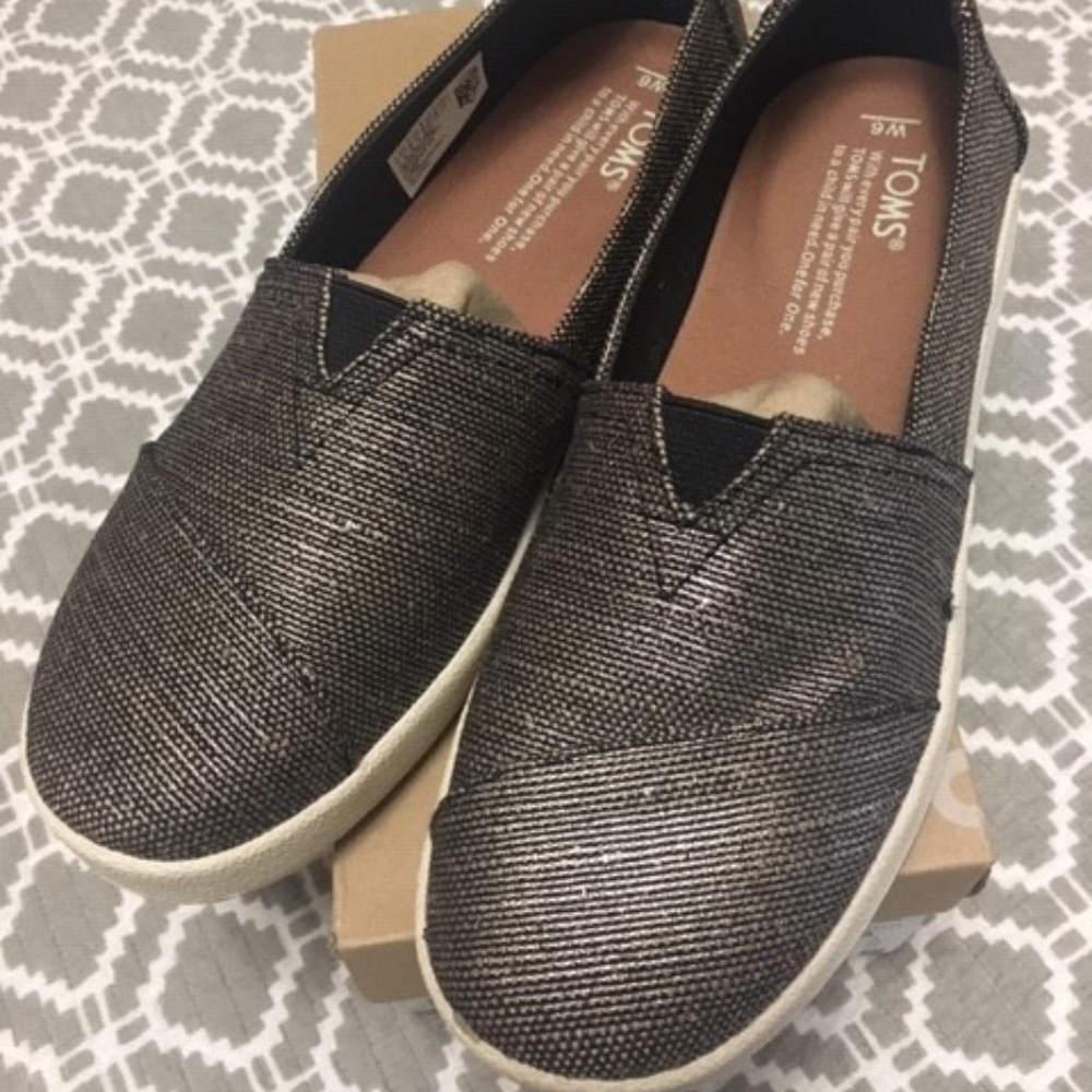 Toms Avalon Black metallic woven shoe size 6